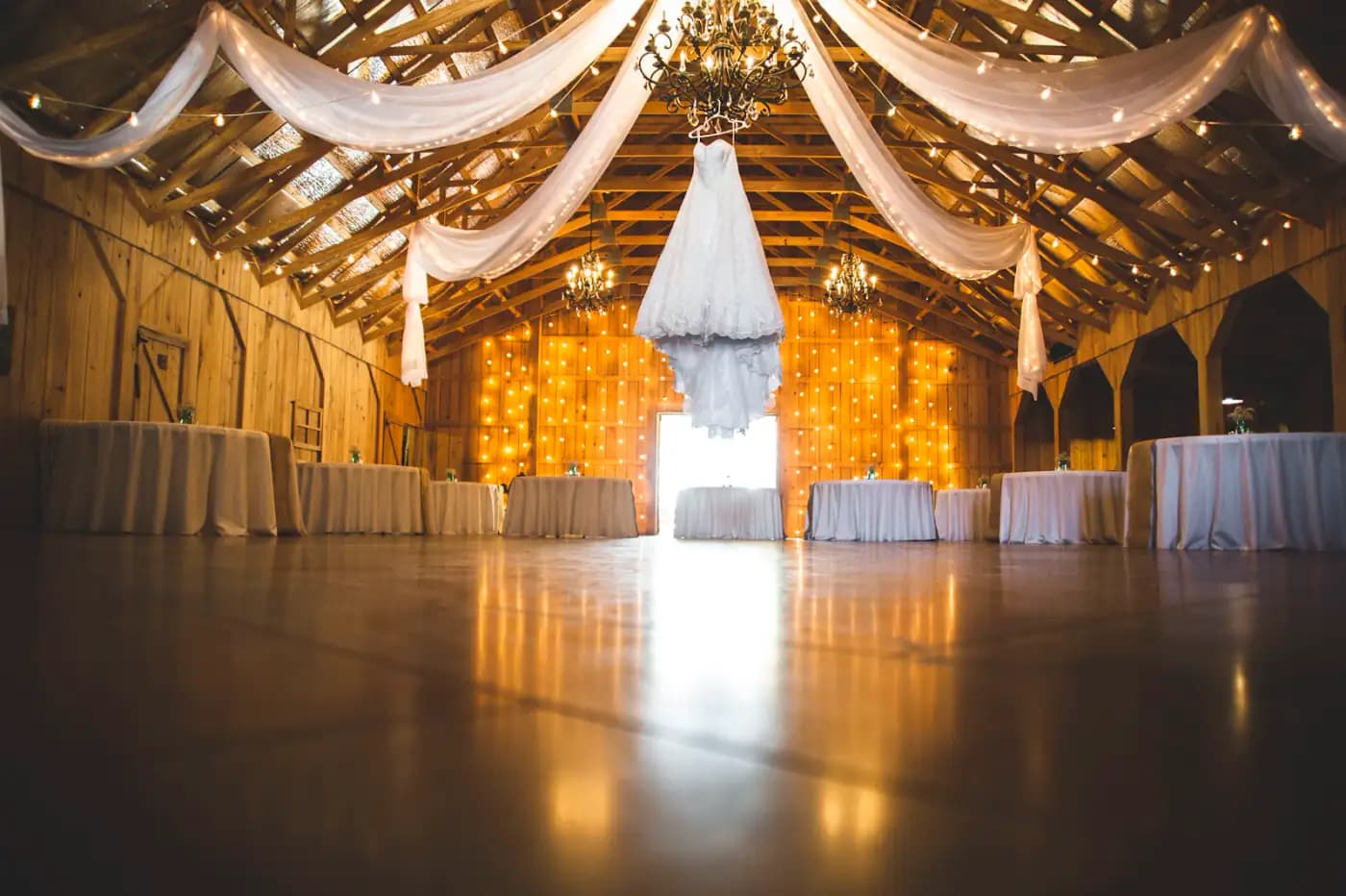 Salón iluminado con luces cálidas para la fiesta